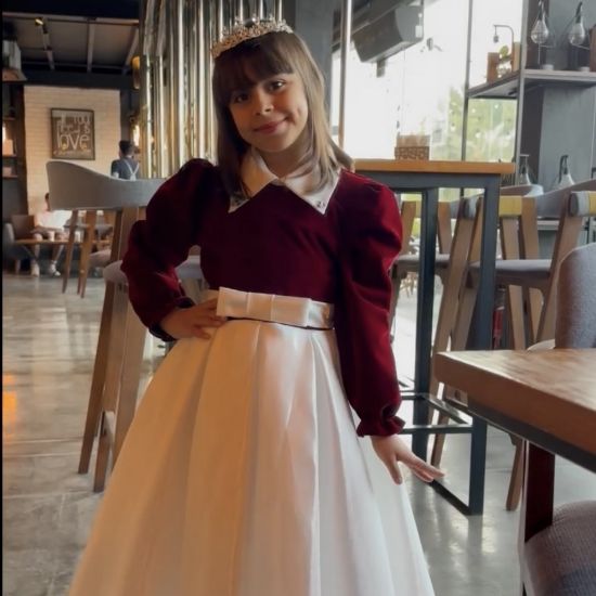 صورة فستان بناتي مخمل عنابي وتنورة بيضاء | إطلالة ملكية شتوية - 1113