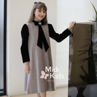 صورة فستان شتوي تريكو فاخر | ياقة وأكمام مخمل أسود وإكسسوار لامع - M3799