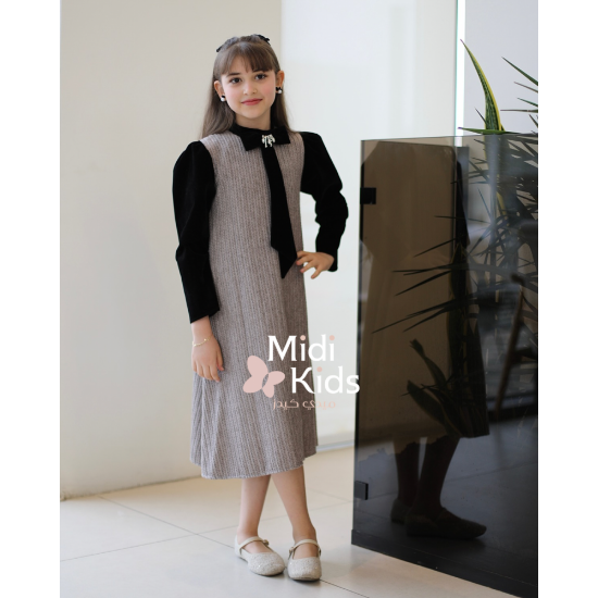 صورة فستان شتوي تريكو فاخر | ياقة وأكمام مخمل أسود وإكسسوار لامع - M3799