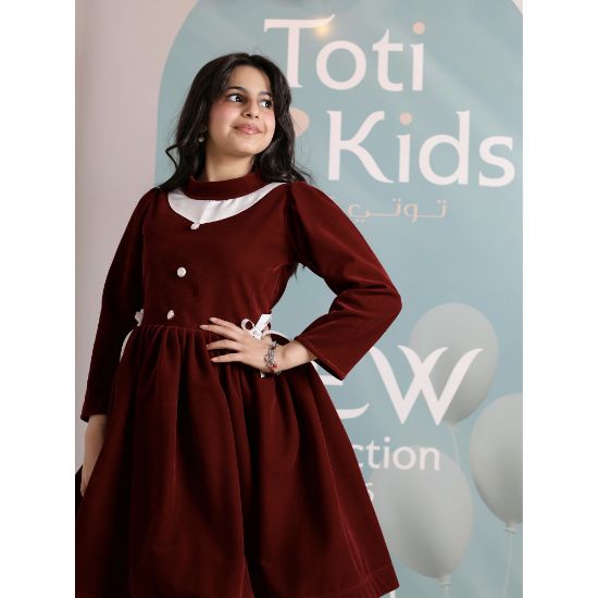 صورة فستان بناتي مخمل عنابي بياقة بيضاء | فستان شتوي بطبقات تل - 1102