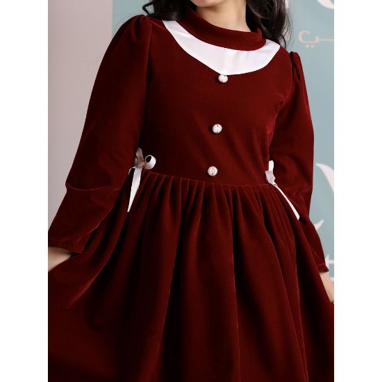 صورة فستان بناتي مخمل عنابي بياقة بيضاء | فستان شتوي بطبقات تل - 1102