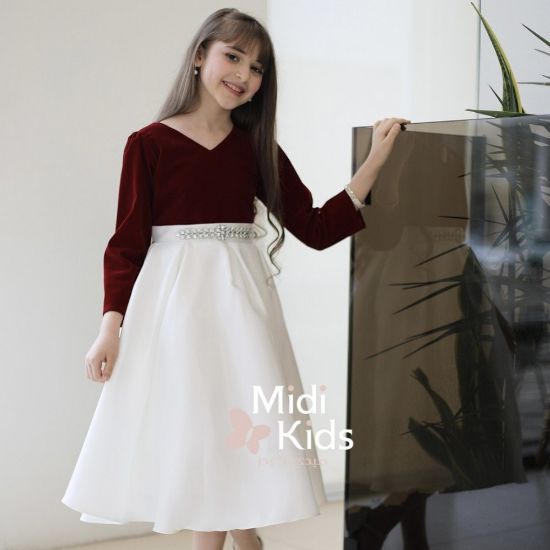 صورة فستان بناتي مخمل عنابي | تصميم فاخر يزينه إكسسوار لامع - M3785