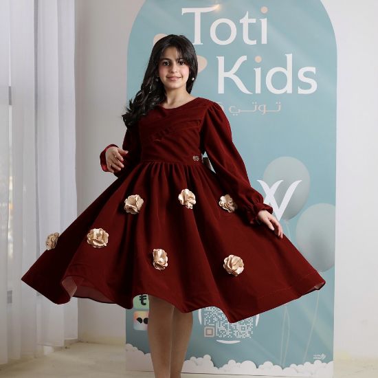 صورة فستان بناتي مخمل عنابي بزهور بارزة | فستان شتوي فاخر - 1100