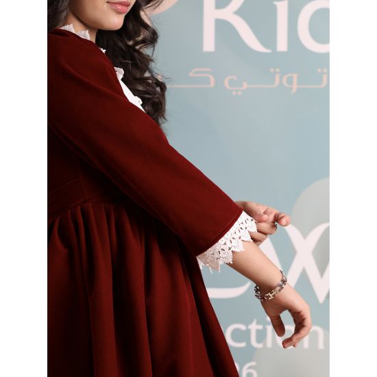 صورة فستان بناتي مخمل بياقة مطرزة ودانتيل | فستان شتوي كلاسيكي - 1109