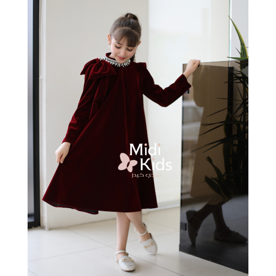 صورة فستان بناتي مخمل عنابي جوخ | فيونكة كتف وإكسسوار رقبة فاخر - m3780