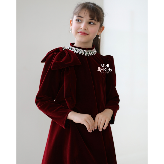 صورة فستان بناتي مخمل عنابي جوخ | فيونكة كتف وإكسسوار رقبة فاخر - m3780