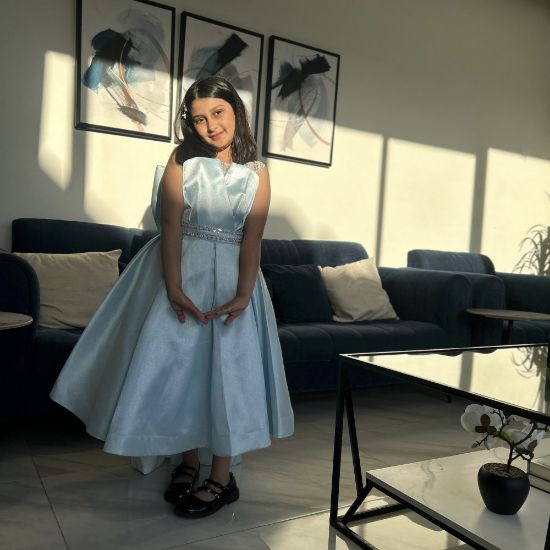 صورة فستان بناتي سهرة إطلالة الأميرات ذيل مرصع وفيونكه من الخلف - M3570