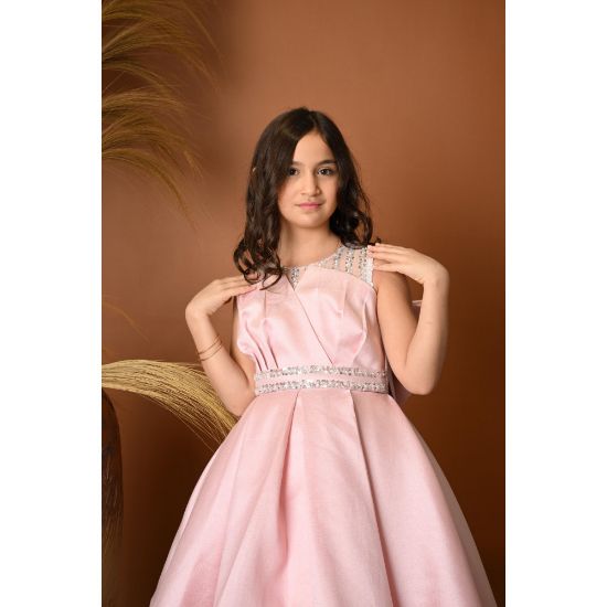 صورة فستان بناتي سهرة إطلالة الأميرات ذيل مرصع وفيونكه من الخلف - M3570