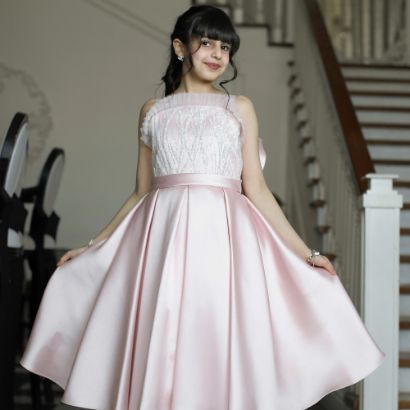 صورة فستان بناتي وردي بذيل وتطريز فضي | فستان سهرة للأفراح - M3605