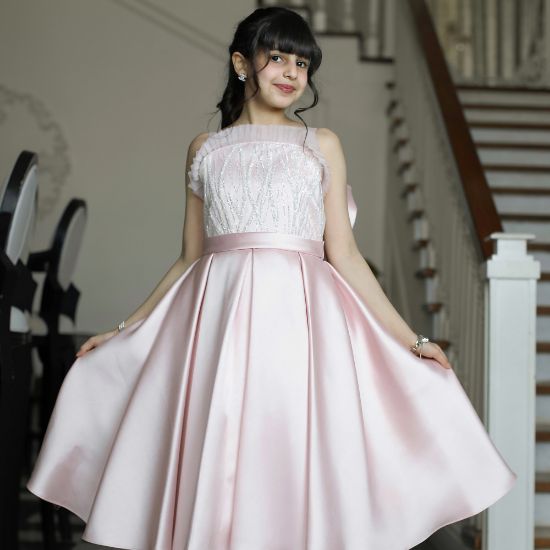 صورة فستان بناتي وردي بذيل وتطريز فضي | فستان سهرة للأفراح - M3605