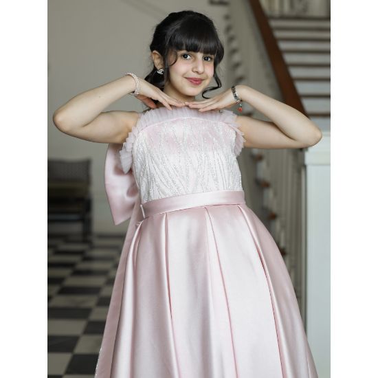 صورة فستان بناتي وردي بذيل وتطريز فضي | فستان سهرة للأفراح - M3605