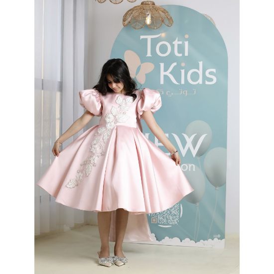 صورة فستان بناتي وردي ميكادو بتطريز وفيونكة ضخمة | فستان هاي لو فاخر - M3773