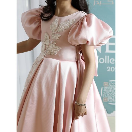 صورة فستان بناتي وردي ميكادو بتطريز وفيونكة ضخمة | فستان هاي لو فاخر - M3773