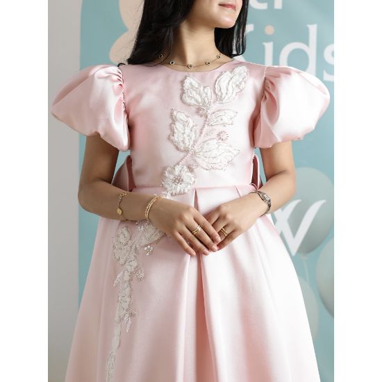 صورة فستان بناتي وردي بأكمام منفوشة وتطريز | فستان هاي لو فاخر - M3751