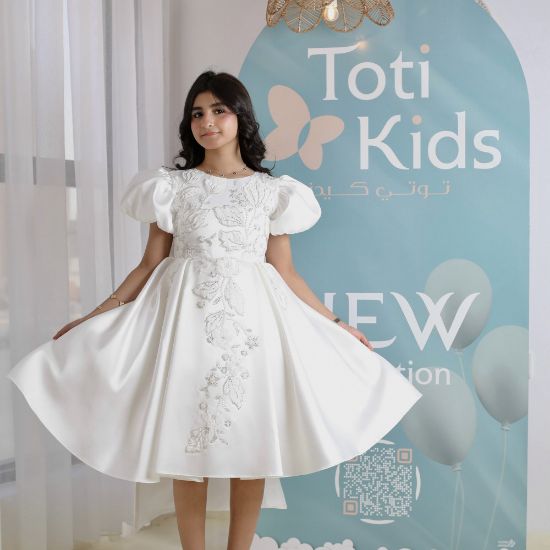 صورة فستان بناتي أبيض بتطريز فاخر بأكمام | فستان بفيونكة خلفية كبيرة - M3763
