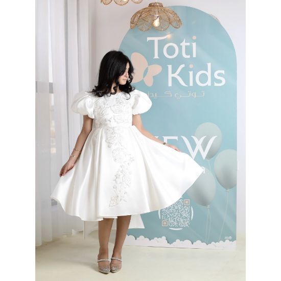 صورة فستان بناتي أبيض بتطريز فاخر بأكمام | فستان بفيونكة خلفية كبيرة - M3763