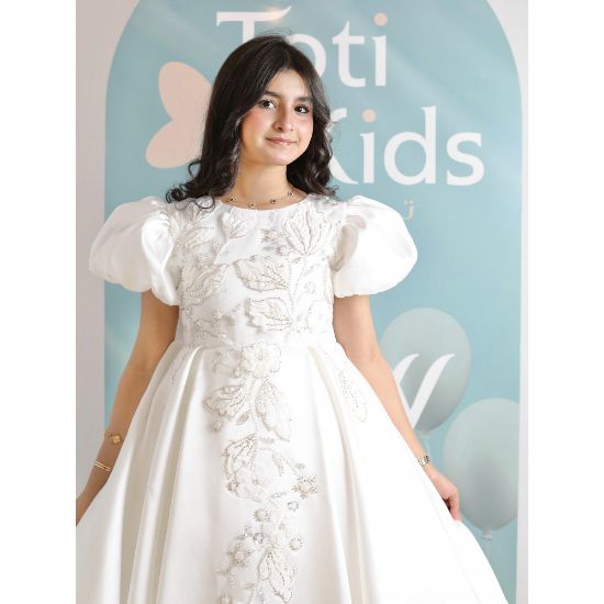 صورة فستان بناتي أبيض بتطريز فاخر بأكمام | فستان بفيونكة خلفية كبيرة - M3763