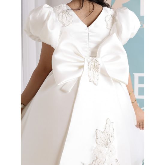 صورة فستان بناتي أبيض بتطريز فاخر بأكمام | فستان بفيونكة خلفية كبيرة - M3763