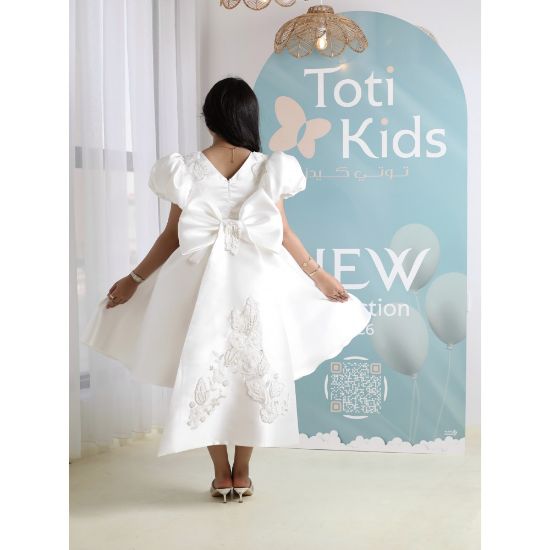 صورة فستان بناتي أبيض بتطريز فاخر بأكمام | فستان بفيونكة خلفية كبيرة - M3763