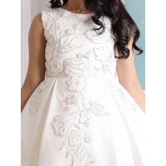 صورة فستان بناتي أبيض بتطريز فاخر مكيادو | فستان بفيونكة خلفية كبيرة - M3761