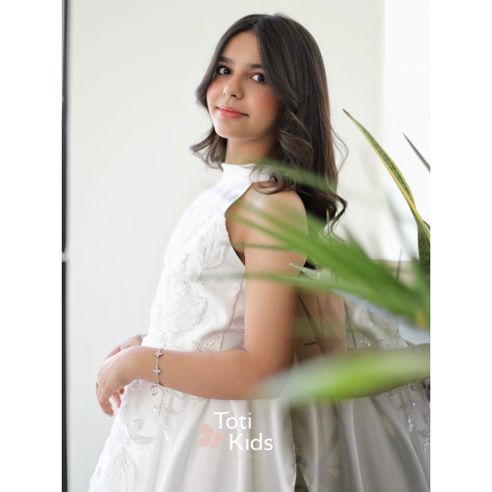 صورة فستان بناتي أبيض بفيونكة خلفية وتطريز | فستان سهرة ملكي - 1036