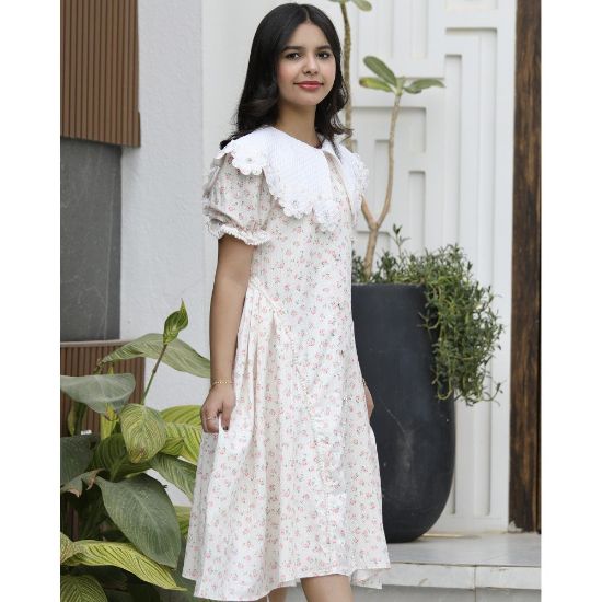 صورة فستان بناتي مورد بياقة مرصعة وأزرار لؤلؤ | حديقة من الأناقة وبريق اللؤلؤ - 1181