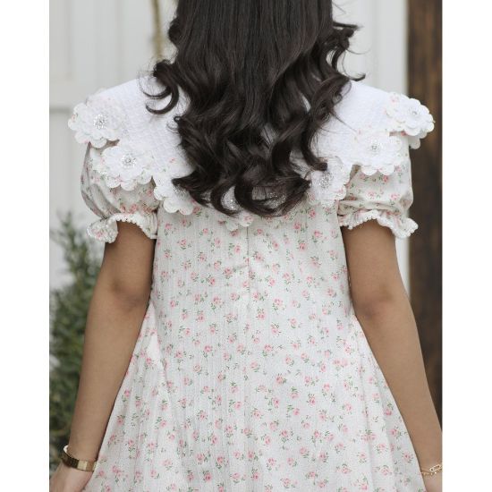 صورة فستان بناتي مورد بياقة مرصعة وأزرار لؤلؤ | حديقة من الأناقة وبريق اللؤلؤ - 1181