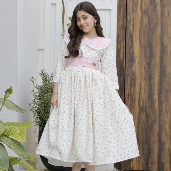 صورة فستان بناتي زهور وردي بياقة دلعة وحزام أنيق | سحر الأنوثة في إطلالة أميرتك - 1153