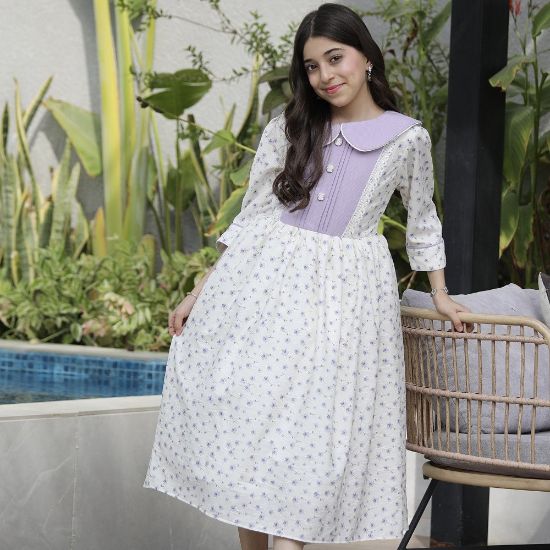 صورة فستان بناتي زهور بنفسجي بقطعة صدر طبقات مطرزة وأزرار | نسمات الخزامى - 1141