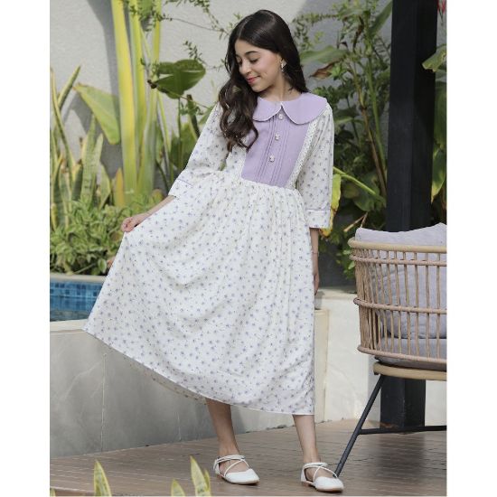 صورة فستان بناتي زهور بنفسجي بقطعة صدر طبقات مطرزة وأزرار | نسمات الخزامى - 1141