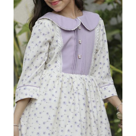 صورة فستان بناتي زهور بنفسجي بقطعة صدر طبقات مطرزة وأزرار | نسمات الخزامى - 1141