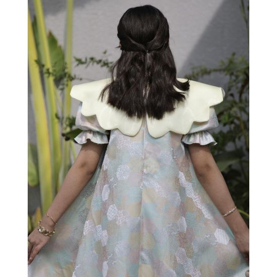 صورة فستان بناتي سداسي ملون | تصميم مفتوح الخصر ودلعة صفراء - 1182