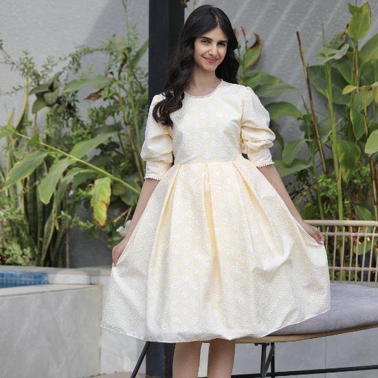 صورة فستان بناتي أصفر مورد | تصميم ياقة وأكمام مرصعة بالفصوص - 1137