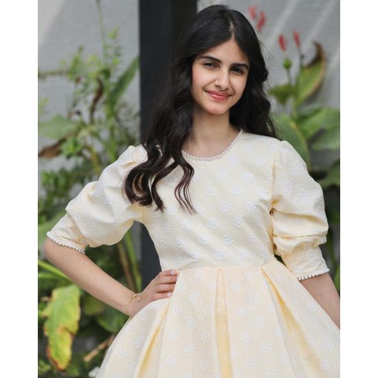 صورة فستان بناتي أصفر مورد | تصميم ياقة وأكمام مرصعة بالفصوص - 1137