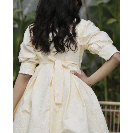 صورة فستان بناتي أصفر مورد | تصميم ياقة وأكمام مرصعة بالفصوص - 1137