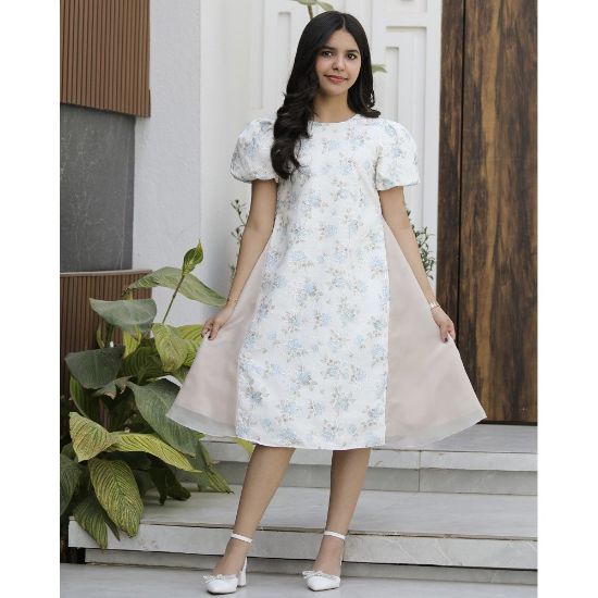 صورة فستان بناتي بزهور سماوية وبيج | تصميم واسع بدون خصر - M3744