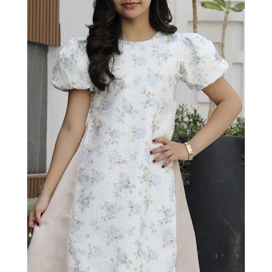 صورة فستان بناتي بزهور سماوية وبيج | تصميم واسع بدون خصر - M3744