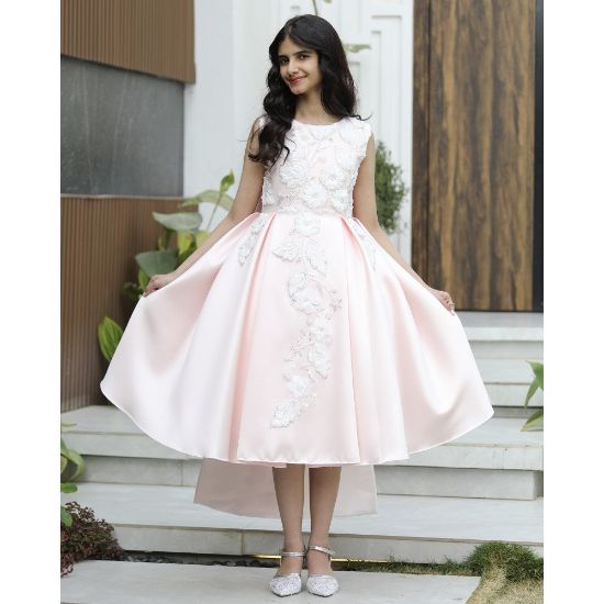 صورة فستان بناتي خربزي بتطريز فاخر مكيادو | فستان بفيونكة خلفية كبيرة - M3761