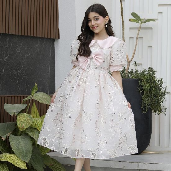 صورة فستان بناتي وردي بفيونكة لؤلؤ وأكمام مرصعة | حين تلتقي الرقة بالفخامة - 1183