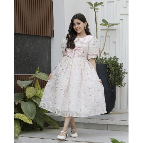 صورة فستان بناتي وردي بفيونكة لؤلؤ وأكمام مرصعة | حين تلتقي الرقة بالفخامة - 1183