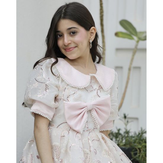 صورة فستان بناتي وردي بفيونكة لؤلؤ وأكمام مرصعة | حين تلتقي الرقة بالفخامة - 1183