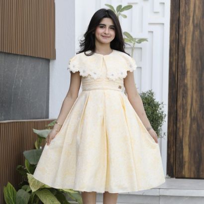 صورة فستان بناتي أصفر مشجر | خصر بطبقات ورقبة مرصعة بالفصوص - 1133