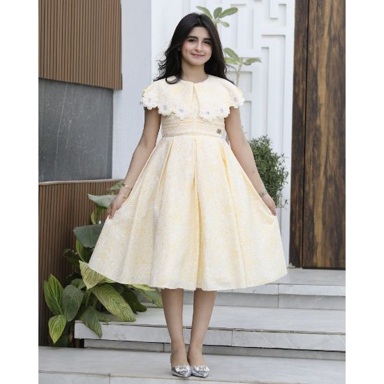 صورة فستان بناتي أصفر مشجر | خصر بطبقات ورقبة مرصعة بالفصوص - 1133