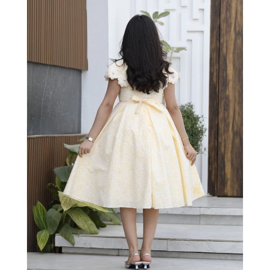 صورة فستان بناتي أصفر مشجر | خصر بطبقات ورقبة مرصعة بالفصوص - 1133