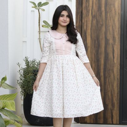 صورة فستان بناتي زهور وردي بقطعة صدر مطرزة بالكلفة - 1190