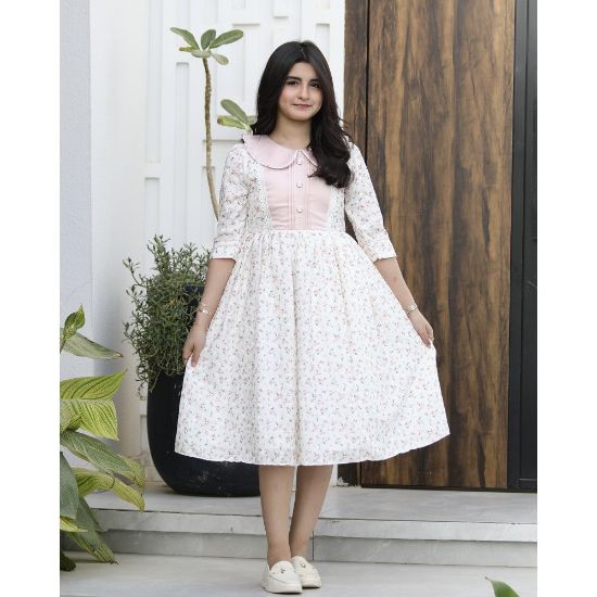صورة فستان بناتي زهور وردي بقطعة صدر مطرزة بالكلفة - 1190