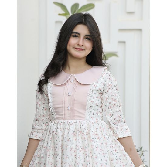 صورة فستان بناتي زهور وردي بقطعة صدر مطرزة بالكلفة - 1190