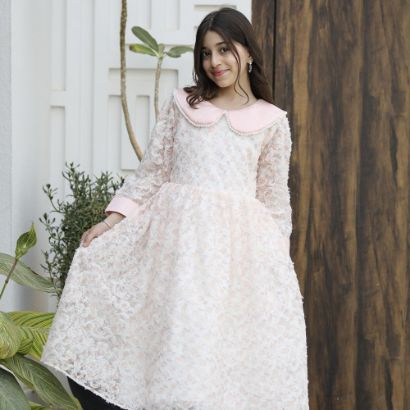 صورة فستان بناتي مشجر وردي بياقة لؤلؤ وحزام خلفي - 557