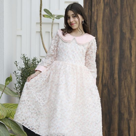 صورة فستان بناتي مشجر وردي بياقة لؤلؤ وحزام خلفي - 557