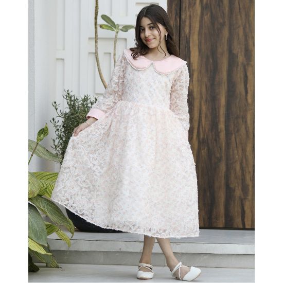 صورة فستان بناتي مشجر وردي بياقة لؤلؤ وحزام خلفي - 557